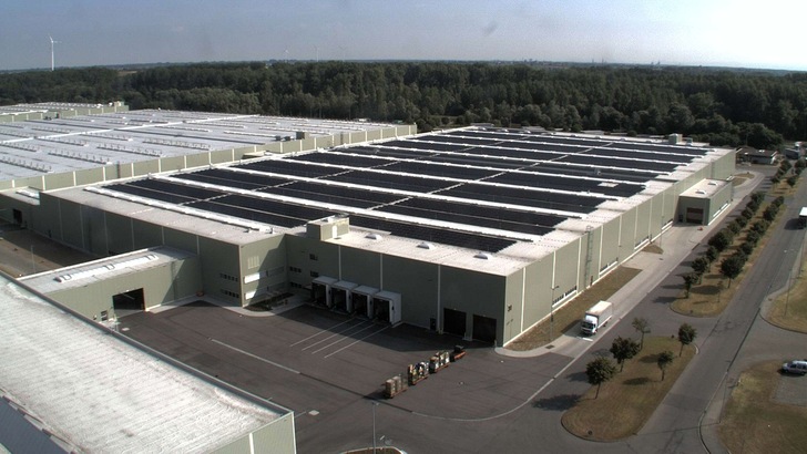 Jeder Zentimeter effizient genutzt: Auf dem Dach einer neu errichteten Logistikhalle des Global Logistics Center wurde eine 15.000 Quadratmeter große Photovoltaikanlage installaiert. - © Daimler AG
