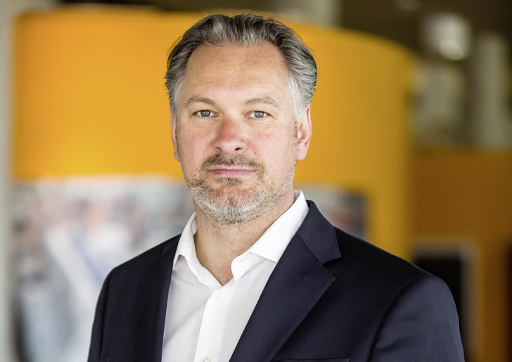 Detlef Neuhaus  wurde im September 2010 in den Vorstand der Solarwatt AG berufen und war von Juni 2012 bis Januar 2013 Vorstandsvorsitzender. Seit der Umwandlung in eine GmbH im Januar 2013 ist er geschäftsführender Gesellschafter und CEO der Solarwatt GmbH. In dieser Funktion verantwortet er die Ressorts Vertrieb, Marketing und das Produktmanagement. Er wurde 1965 in Hagen geboren und studierte – nach einer technischen Lehre – Maschinenbau an der Fachhochschule Hagen/Iserlohn. Seine berufliche Laufbahn begann Neuhaus bei der Rehau AG. Nach dem Wechsel zur Vaillant Group übernahm er verschiedene Positionen im Management in Deutschland, Frankreich und England. Vor seinem Eintritt bei Solarwatt verantwortete er als Mitglied des Verwaltungsrates alle Vertriebs- und Marketingaktivitäten der Viessmann-Gruppe.