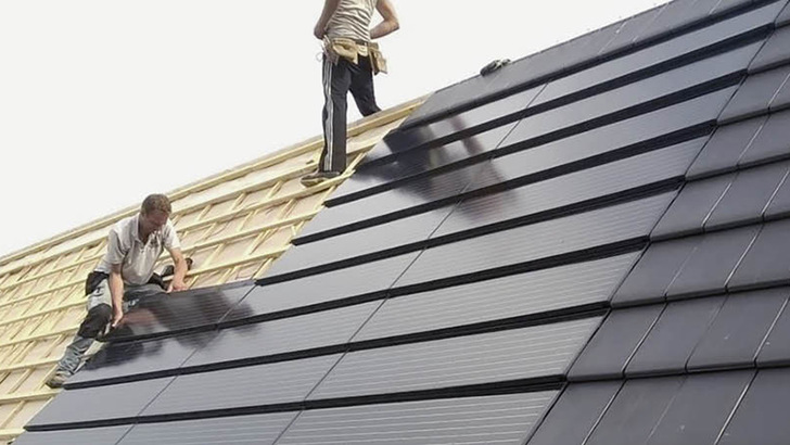 Die Montage der solaren Dachziegel können Dachdecker übernehmen. Die Anbindung an die Hausstromversorgung muss der Elektriker erledigen. - © DZW Nelskamp
