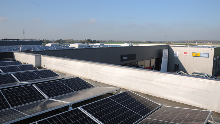 Die Module auf dem Dach des Autohauses sind das Herz des gesamten Energiesystems, das auf die Bedürfnisse vor Ort zugeschnitten wurde. - © IBC Solar
