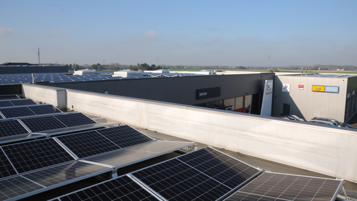 Die Module auf dem Dach des Autohauses sind das Herz des gesamten Energiesystems, das auf die Bedürfnisse vor Ort zugeschnitten wurde.