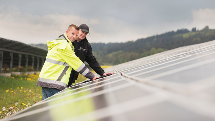 Wartungsteam von Goldbeck Solar im Solarpark. - © Goldbeck Solar
