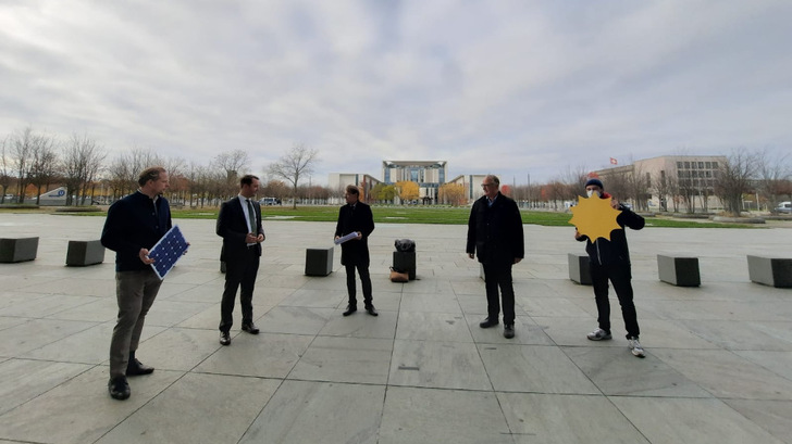 Bei der Übergabe der Petition: René Mono, Andreas Lenz, Wolfram Axthelm und Klaus Mindrup (v.l.n.r.).