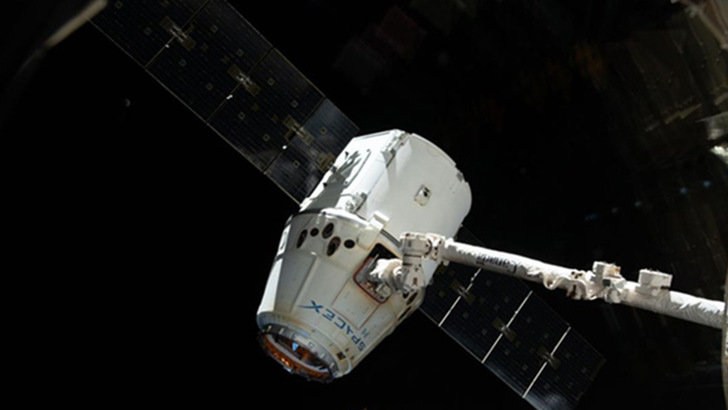 Die Raumkapsel Crew Dragon von Space-X bekommt eine spezielle Solarhaut.