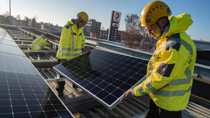 Montage von Solarmodulen auf dem Dach einer Tankstelle. - © Total Deutschland GmbH/Max Lautenschlaeger
