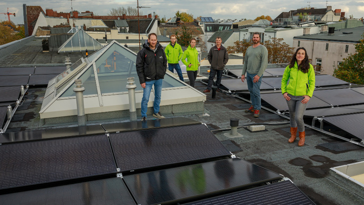 Stolz präsentiert das Team von Greenpeace Energy zusammen mit dem Hauseigentümer und dem Installateur ein neues Mieterstromprojekt in Hamburg. Damit es wirtschaftlich wird, mussten sie mit sehr spitzem Stift rechnen. - © Christine Lutz/Greenpeace Energy
