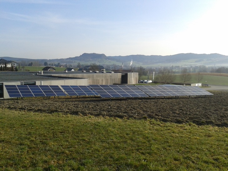 Eine 35 Kilowatt Freiflächenanlage versorgt das Firmengebäude mit Sonnenstrom.