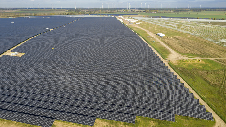 Der erste Bauabschnitt des riesigen Solarparks Weesow-Willmersdorf ist ans Netz gegangen. - © Paul Langrock/EnBW
