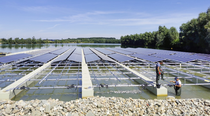 Installation der Solarmodule auf dem Stahlträgersystem.