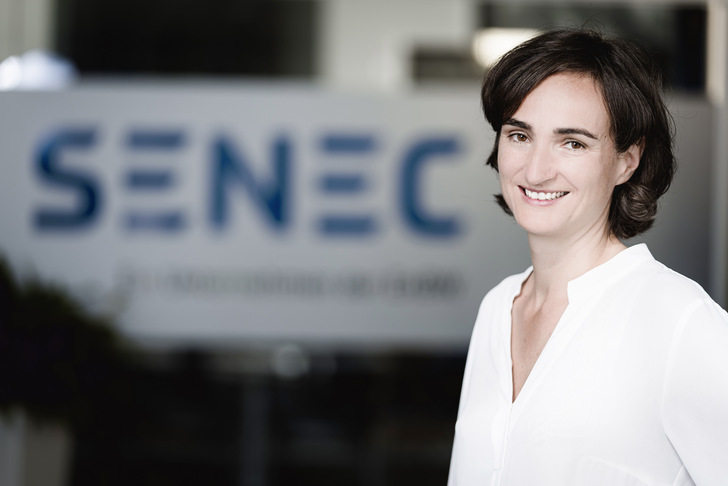 Aurélie Alemany  ist seit Oktober CEO von Senec in -Leipzig. Die Bretonin hat Verfahrens-technik studiert und sammelte -erste Führungserfahrung in der -chemischen Industrie. Seit 2011 ist sie in der Energie-branche tätig. In den vergangenen fünf Jahren wirkte sie bei der Yello Strom GmbH in Köln, zuletzt als Geschäftsführerin. In dieser Zeit trieb sie unter anderem die Einführung der agilen Zusammenarbeit sowie die Digi-talisierung und Automatisierung der Vertriebsprozesse voran. Als Geschäftsführerin verantwortete sie den Aufbau der E-Mobilitätsservices und des Solargeschäfts bei Yello. Sie trieb die Verzahnung der Vertriebsmarken EnBW, Yello und Senec maßgeblich -voran. Bei Senec teilt sie sich die Aufgaben mit den bisherigen Geschäftsführern Thomas Augat und Jaron Schächter. Als CEO ist sie Sprecherin der Geschäftsführung von Senec. - © Foto: Amy Lee/Senec
