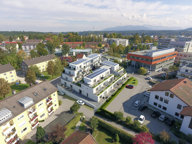 Dieses Mehrfamilienhaus in Traunstein wird weitgehend solar versorgt. - © Foto: Greenrock
