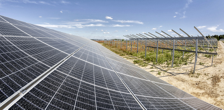 Installation der Solarmodule im Solarpark Weesow-Willmersdorf bei Werneuchen in der Nähe von Berlin.