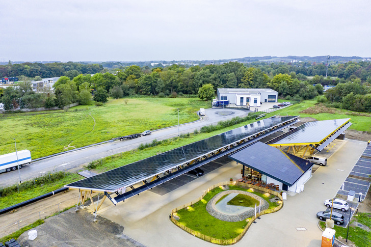 Europas größter Ladepark für Elektrofahrzeuge nutzt 700 Kilowatt Solarpower.