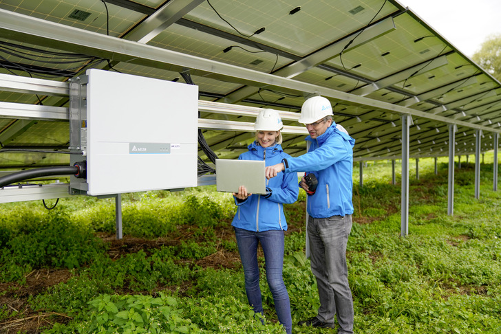Delta-Mitarbeiter bei einer ersten Besichtigung des Solarparks Schornhof. - © Foto: Delta
