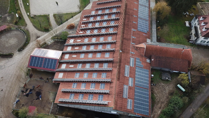 Ein Teil der neuen Module wurde dachparallel auf der Westseite (rechts) installiert, während die alte Anlage hoch aufgeständert nach Süden ausgerichtet ist.