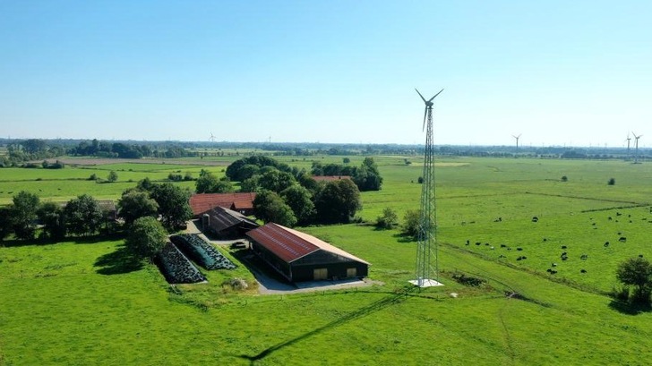 Das Video zeigt die wichtigen Schritte über Planung, Genehmigung und Installation einer Kleinwindkraftanlage.