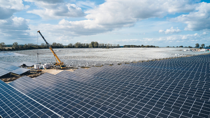 Der neue Solarpark in Gaarz im Nordosten Deutschlands befindet sich bereits im Bau. - © Enerparc AG
