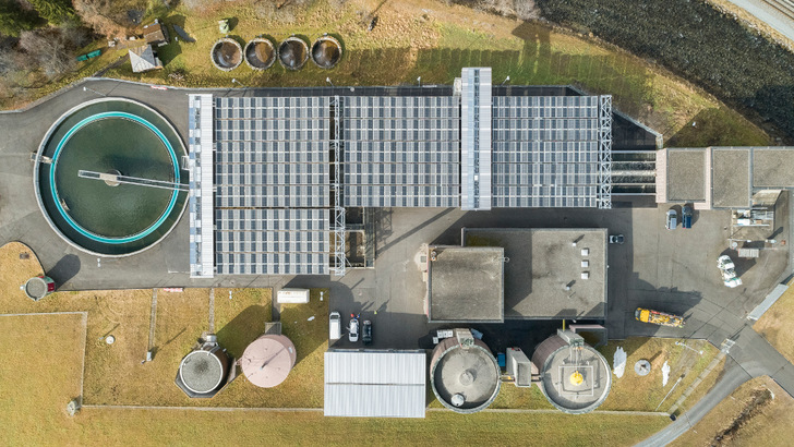 Aus der Vogelperspektive: Das Solardach für die Kläranlage von Davos in Graubünden. - © DHP
