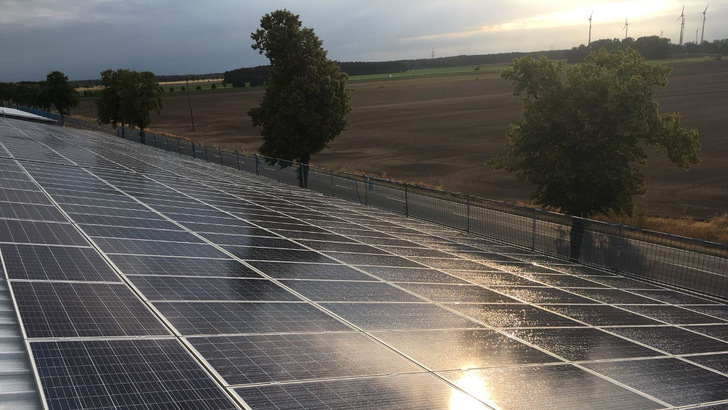 Diese Dachanlage in Sachsen-Anhalt steht zum Verkauf.