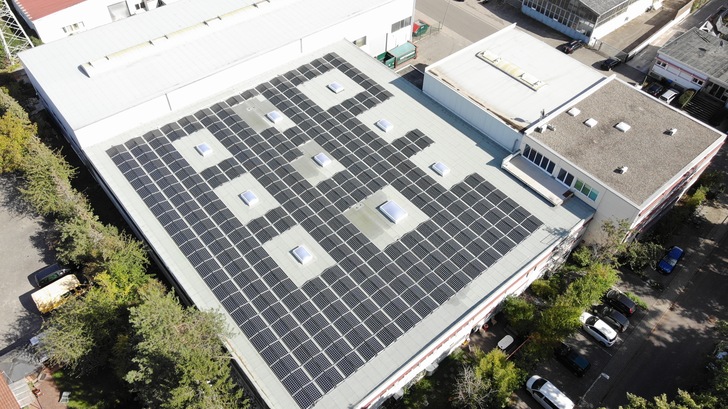 Die Firma Packen und Schicken aus Rheinland-Pfalz nimmt eine Solaranlage mit 163 Kilowatt in Betrieb. - © Q Cells
