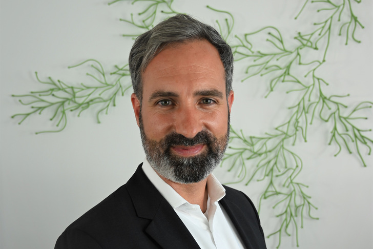 Stephan Schindele hat am Fraunhofer ISE zehn Jahre lang das Thema Agriphotovoltaik maßgeblich mitentwickelt. Seit Anfang 2020 ist er bei Baywa r.e. für die Verknüpfung von Photovoltaik mit der Landwirtschaft zuständig.