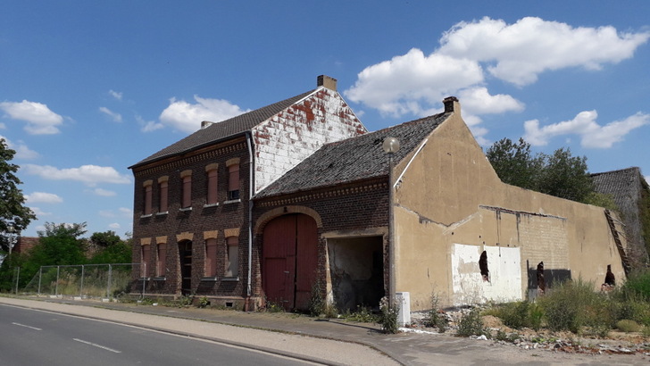 Eines der letzten Häuser von Manheim wartet auf die Bagger.