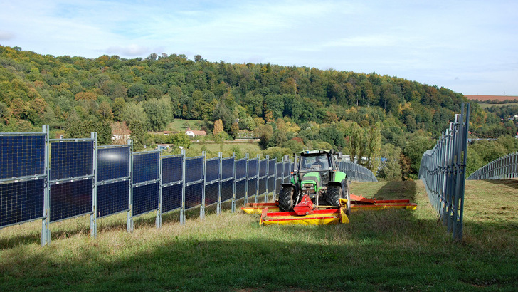 Solche Anlagen sollen im Burgenland vorrangig errichtet werden, wenn es im Solarparks geht. Die Strafabgabe fällt aber auch für diese Doppelnutzung von Flächen an. - © Next2Sun
