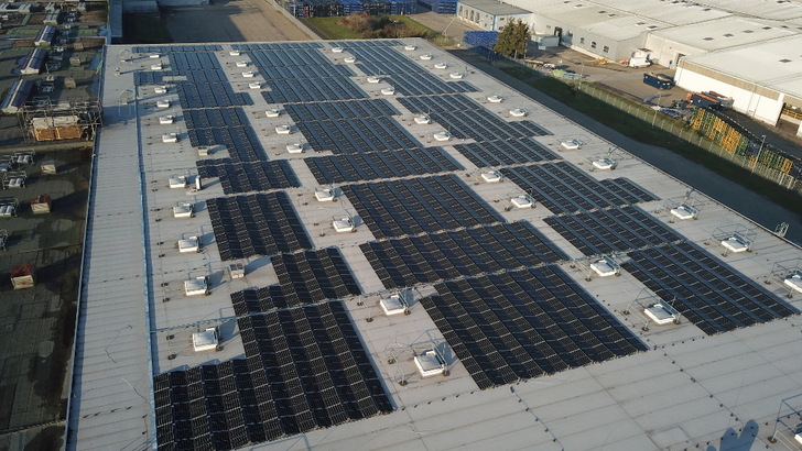 Die erste Ausbaustufe ist schon fast fertig. Am Ende sollen Solargeneratoren mit einer Gesamtleistung von fünf Megawatt das Industrieareal in Philippsburg versorgen. - © Wirsol Aufdach GmbH
