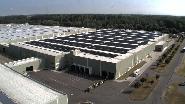Jeder Zentimeter effizient genutzt: Auf dem Dach einer neu errichteten Logistikhalle von Daimler.
