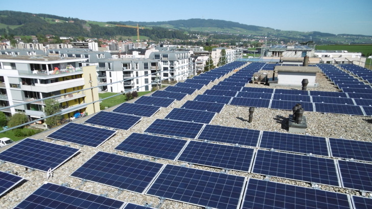 Trotz der vor wenigen Wochen in Aussicht gestellten zusätzlichen Fördermittel sind die Schweizer unsicher, ob sie eine Unterstützung für den Bau einer Solaranlage bekommen. - © K2 Systems
