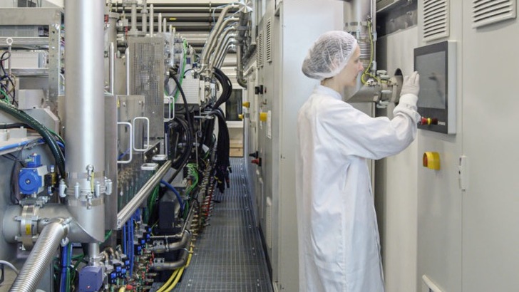 Forschungsanlage zur industrienahen Herstellung von CIGS-Dünnschichtsolarmodulen am ZSW.