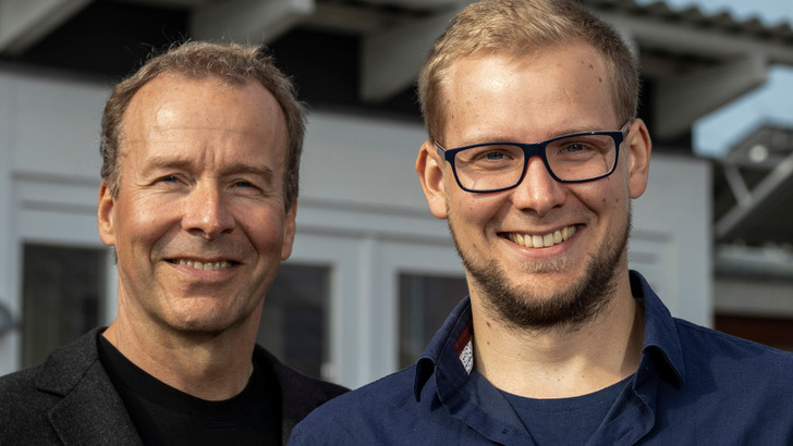 Kai Lippert ist Geschäftsführer von EWS in Handewitt. Rechts neben ihm steht sein Sohn Paul Dahm, der in der Firma seine Nachfolge antritt. - © EWS
