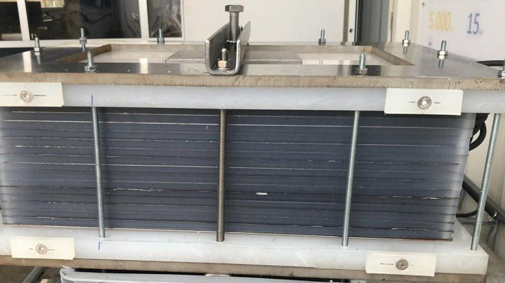 Der Stack besteht unter anderem aus neu entwickelten Bipolarplatten, die komplett mit dem Rahmen verschweißt sind.