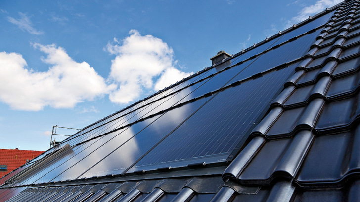 Wie die Solarmodule in die Dachhaut integriert werden, erfahren Sie in der Aufzeichnung des Webinars. - © Karsten Prausse/Solarwatt
