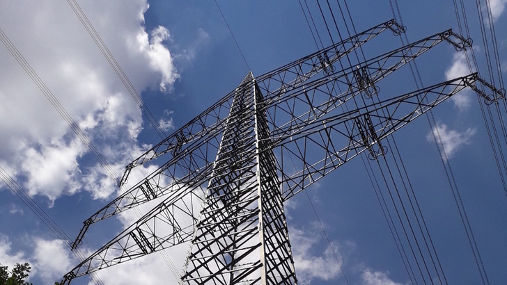 Dieser Strommast im Hambacher Forst versorgt die Kohlebagger im Tagebau Hambach.