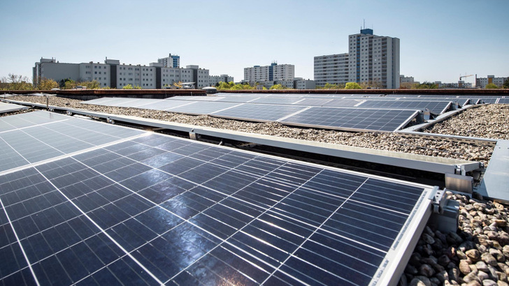 Eine solare Dachanlage in Berlin. - © Berliner Stadtwerke/Benjamin Pritzukleit
