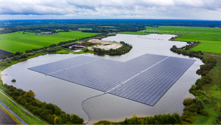 Der See in Nij Beets wird doppelt genutzt, da bereits Sand abgebaut wird. - © Baywa r.e.
