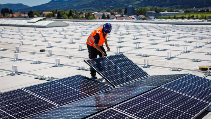 Die Auslegung und Installation von Solaranlagen auf Flachdächern erfordert Erfahrung, wenn der Generator mehr als 20 Jahre lang zuverlässig Strom liefern soll. - © A Benz/Benz + Heinig Fotografen
