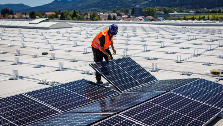 Die Auslegung und Installation von Solaranlagen auf Flachdächern erfordert Erfahrung, wenn der Generator mehr als 20 Jahre lang zuverlässig Strom liefern soll.