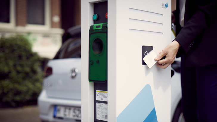 Die Betriebskosten für E-Autos sind deutlich geringer als für Verbrenner-Pkw.