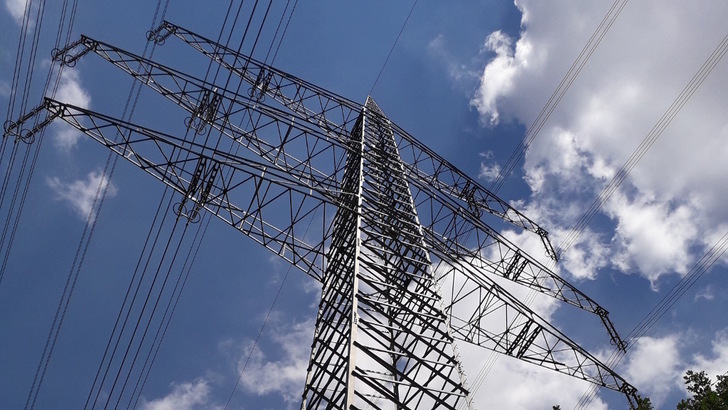Die Netzkosten treiben die Strompreise.