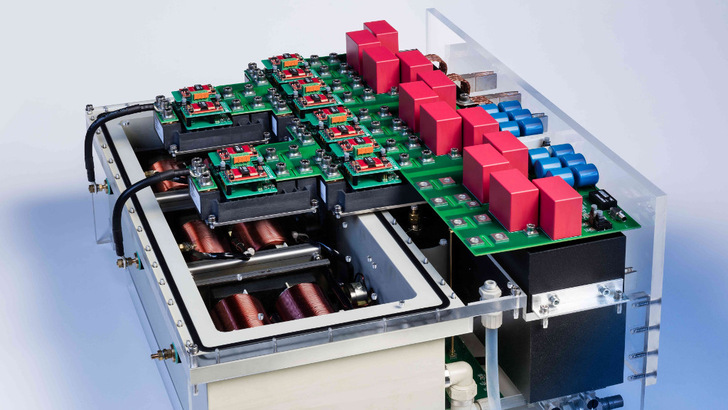 Stack des neuen Umrichters für 3.300 Volt (AC).