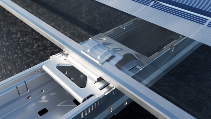 Flatfix: Jedes montierte Solarmodul wird an zwei Schieneneinheiten befestigt 
