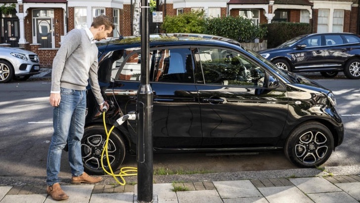 Ubitricity integriert Lademöglichkeiten für Elektrofahrzeuge in schon bestehende Laternenmasten. - © Ubitricity
