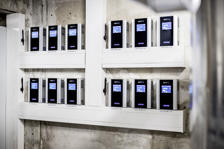 Steuerung eines solarelektrischen Versorgungssystems im Heizungskeller.