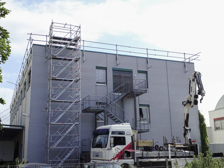 Die Absturzsicherung am Dach und der Treppenturm ersetzen die aufwendige und teure Volleinrüstung.