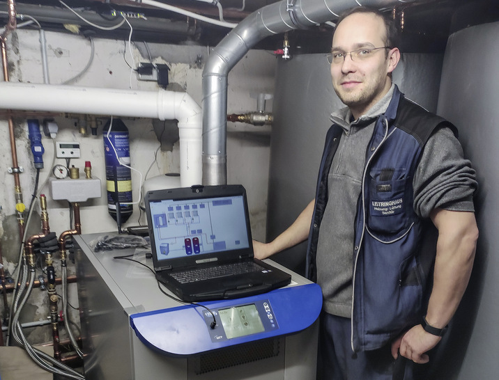 Der Installateur der KWK-Anlage, Herr Golnik, nach der Montage und Inbetriebnahme. Die Gasturbine hat die Größe einer Waschmaschine.