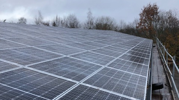 Dieses Solardach mit 220 Kilowatt Leistung wird zum Verkauf angeboten.