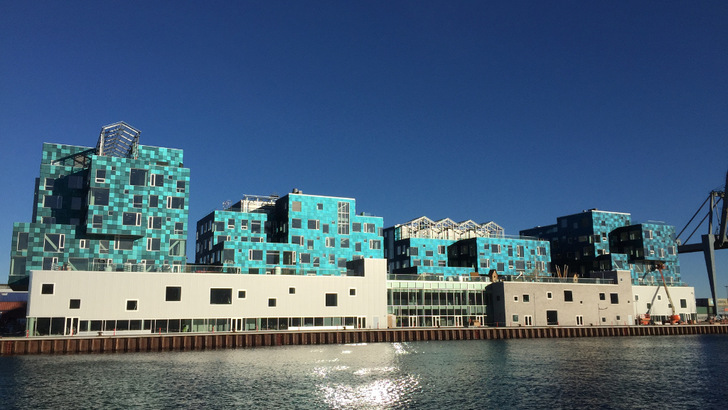 Mit den speziellen Gläsern von Kromatix wurden schon eine ganze Reihe von Solarfassaden gebaut. Unter anderem auf die der Copenhagen International School. - © EPFL
