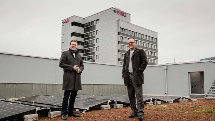 Bei einem Besuch von Landesrat Stefan Kaineder hat BFI-Chef Christoph Junwirth die Pläne der BBRZ-Gruppe zum Solarausbau erklärt.